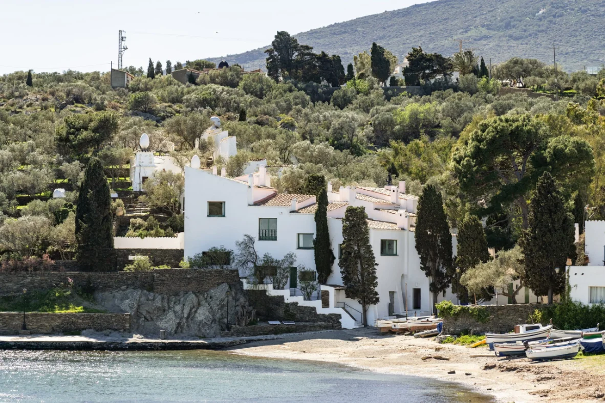 Portlligat — casa-labirinto de Dalí / baía