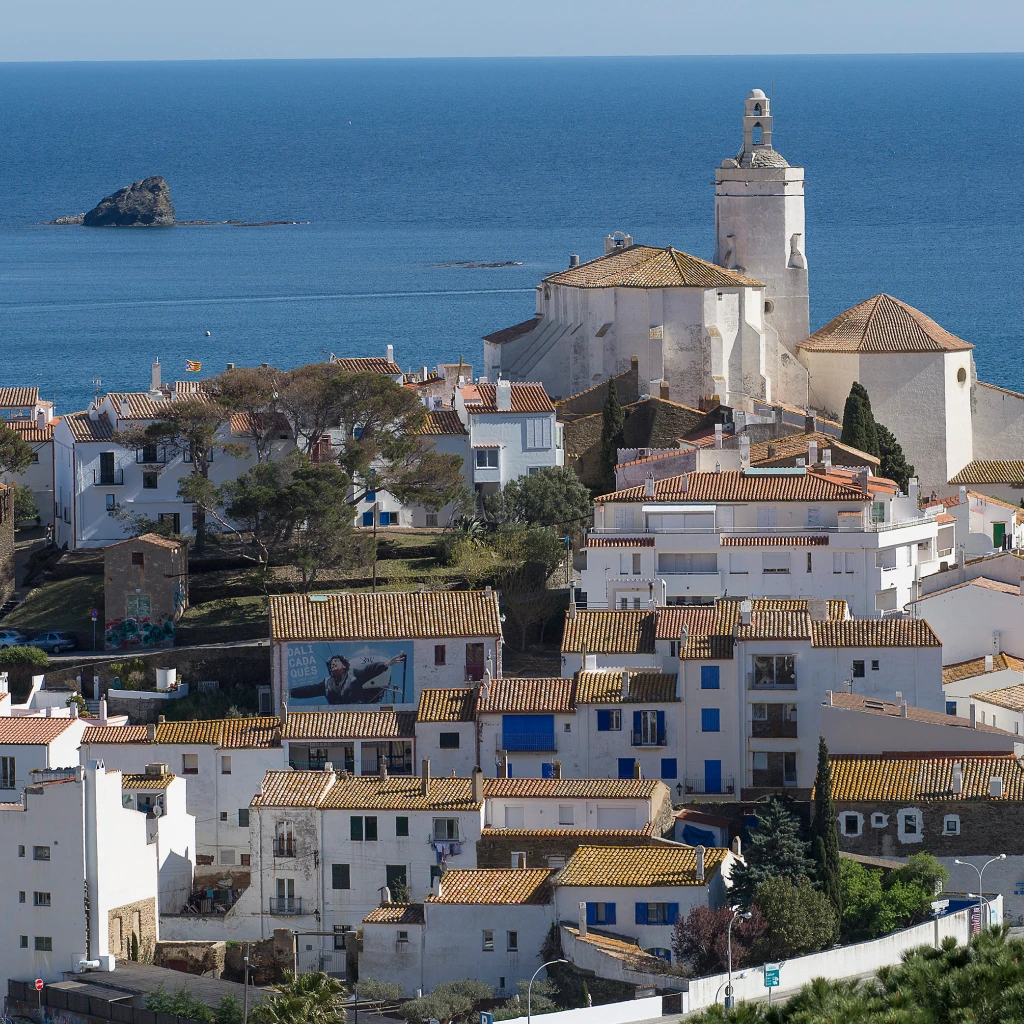 Vista de Cadaqués amb l’església de Santa Maria davant del mar Mediterrani