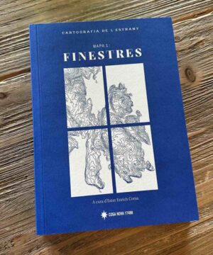 Portada del llibre Mapa 1: Finestres, col·lecció Cartografia de l'estrany de l'editorial Cosa Nova 17488 sobre fons de fusta.